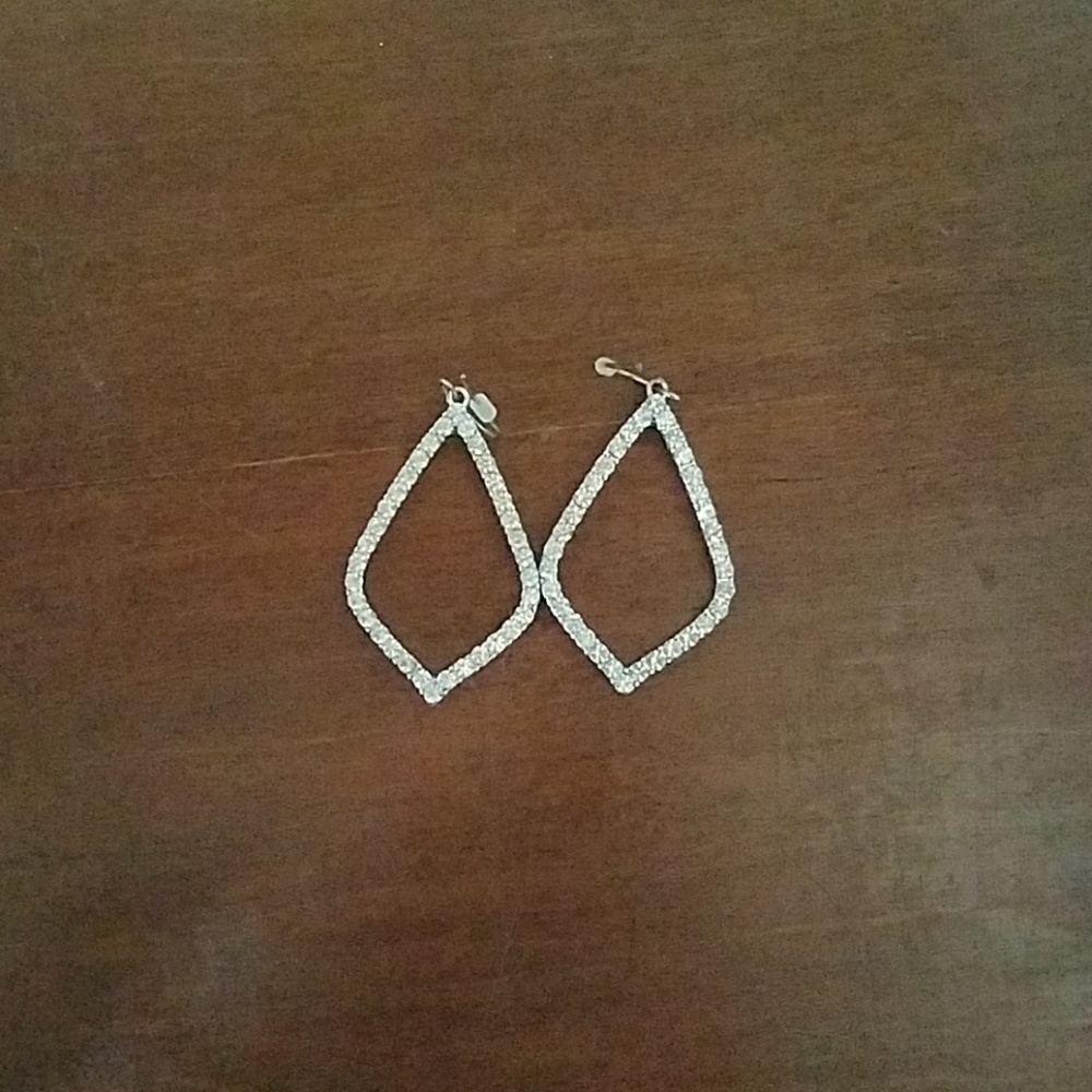 Diamond shape earing